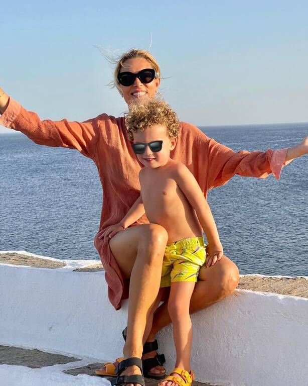 Η Βίκυ Καγιά με τον γιο της, Κάρολο.