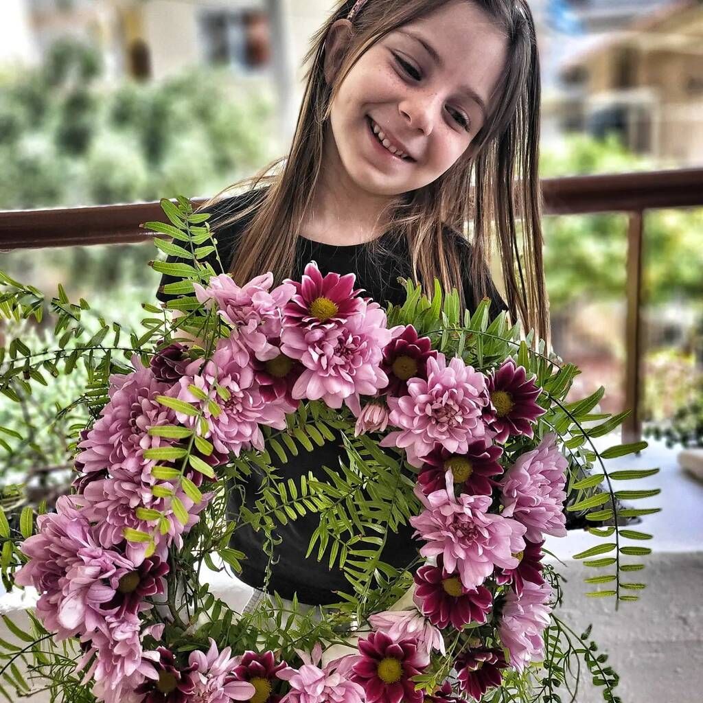 Το κορίτσι του Μάη, σχολίασε η Νατάσσα Σκαφιδά, κάτω από τη φωτογραφία της χαριτωμένης κόρης της με το μαγιάτικο στεφάνι.