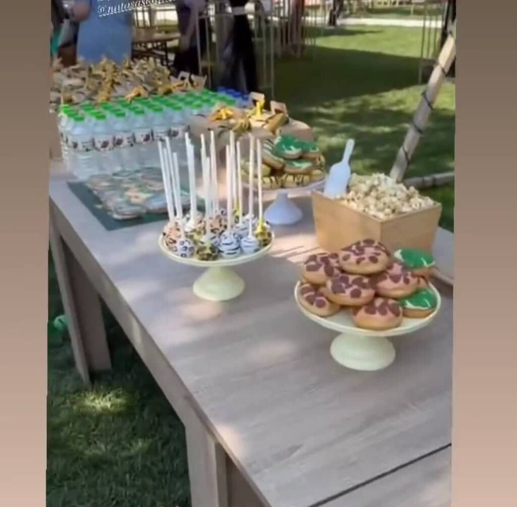 Λαχταριστό μπουφέ με λιχουδιές και την ίδια και τους φίλους της.