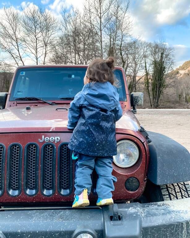 Η μικρή Σοφία με το αδιάβροχό της.