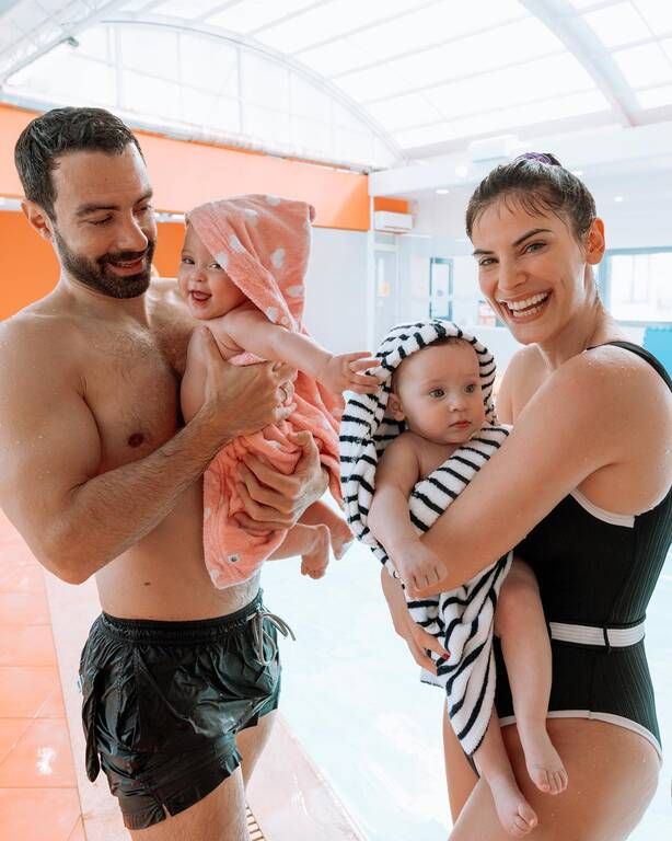 Κάνει μπάνιο με τα παιδιά του