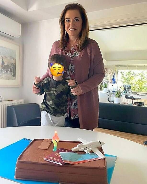 Σε μια φωτογραφία με τον εγγονό της, Δήμο