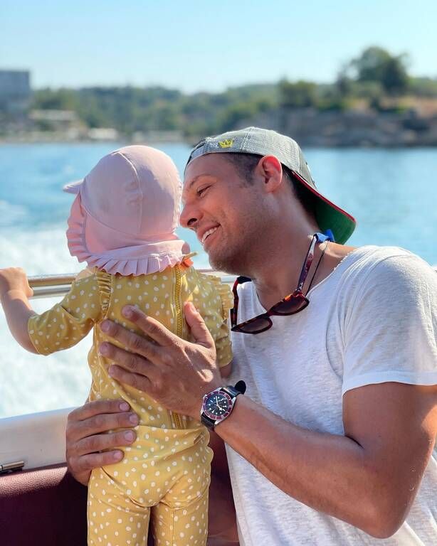 Το πρόσωπο του περήφανου μπαμπά λάμπει από ευτυχία.