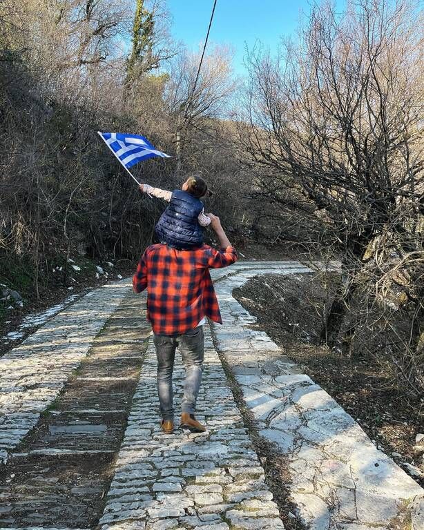 Στην πλάτη του μπαμπά της η μικρή νιώθει ασφάλεια.