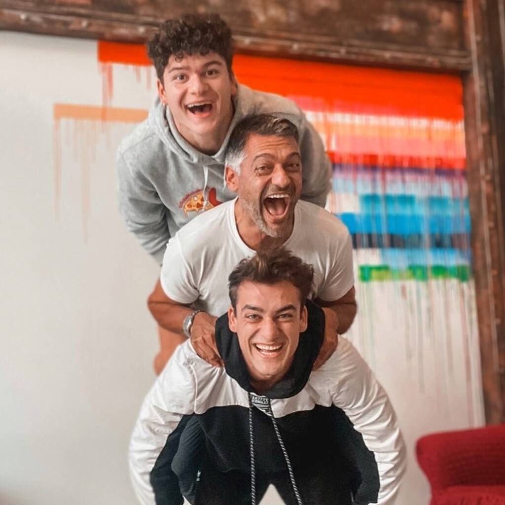 'Εχει μια ουσιαστική σχέση με τους γιους του