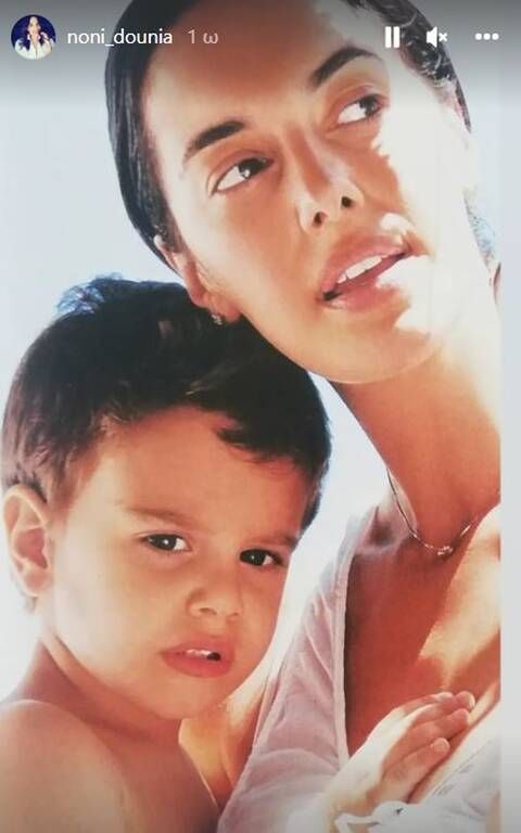 Μαμά και γιος ποζάρουν χωρίς να κοιτούν τον φακό