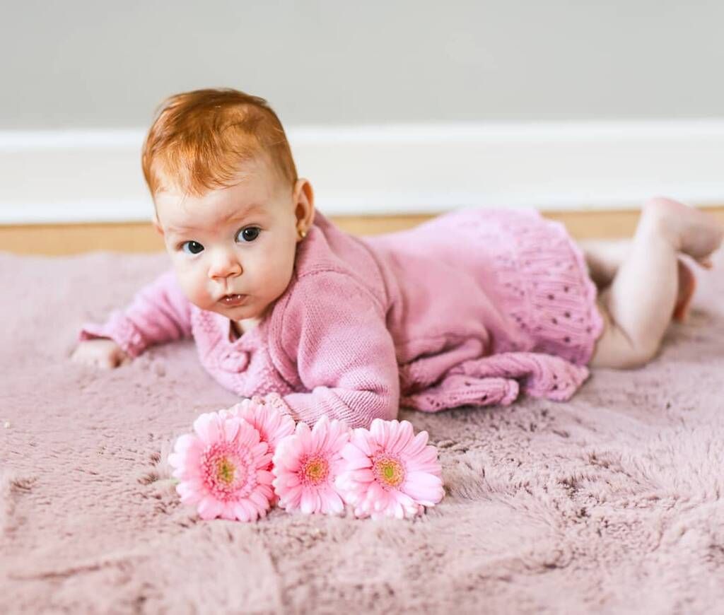 H Amelia έχει ένα έντονο κόκκινο χρώμα μαλλιών - Πηγή φωτογραφίας: Instagram / sefora_photography