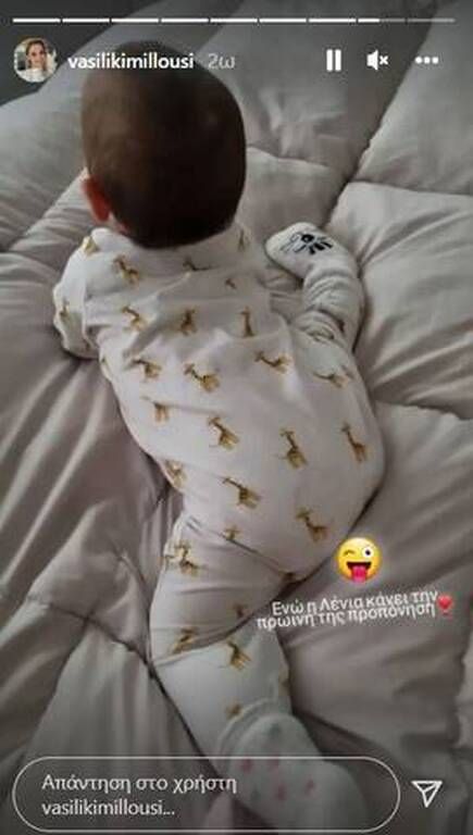 Το ίδιο φυσικά και η μικρή Λένια, η οποία στο παραπάνω στιγμιότυπο κάνει σπαγγάτο.