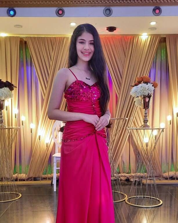 Με τη γλυκύτητά της και το υποκριτικό της ταλέντο.