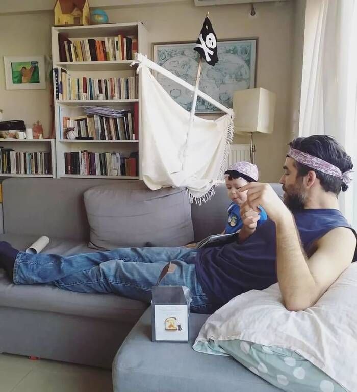 Ο ηθοποιός με τον μικρό του γιο στο σαλόνι του σπιτιού τους.