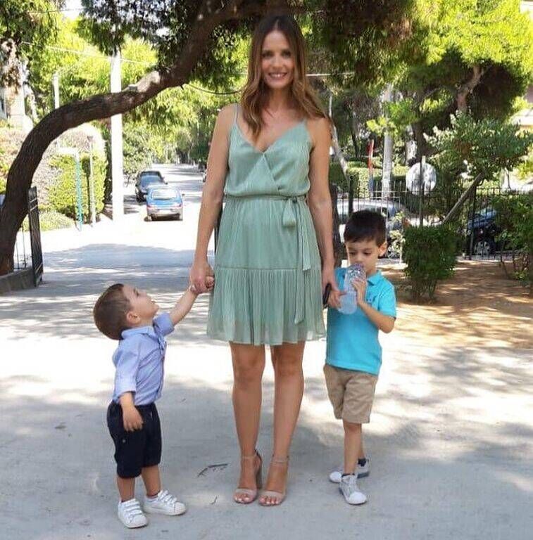 Η κούκλα μαμά και οι "φύλακες" γιοί της.