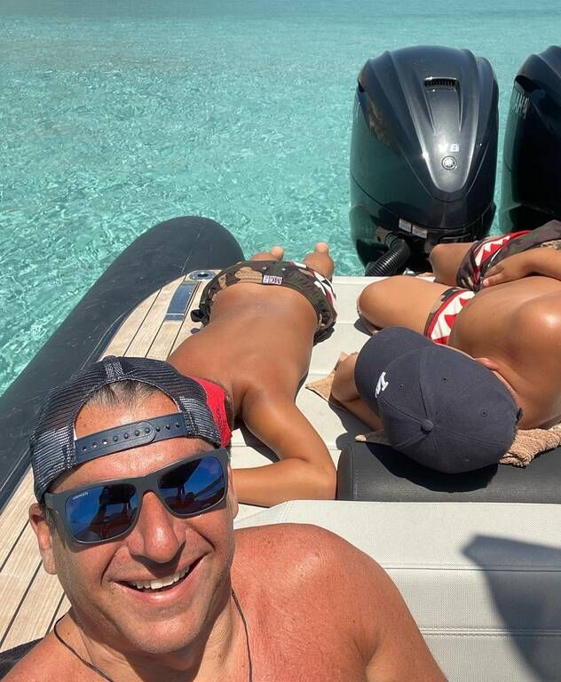 Ο Γιώργος Λιάγκας σε μία από τις πολλές αποδράσεις με τους γιους του