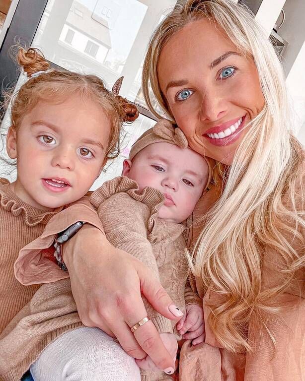 "Όταν με ρωτούν τι δουλειά κάνω, τους λέω ότι είμαι μία full time μαμά.  Αυτή είναι η ΔΟΥΛΕΙΑ μου. Και στην πραγματικότητα, το να είμαι μαμά πλήρους απασχόλησης σε σχέση με αυτό που έκανα ως «δουλειά» πριν από τα παιδιά, για μένα είναι 10000 φορές πιο δύσ