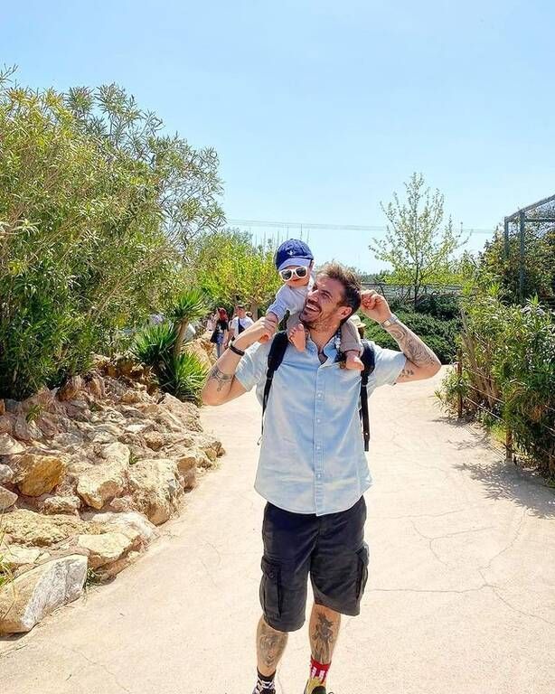 Άκης Πετρετζίκης: Σηκώνοντας τα οικογενειακά βάρη