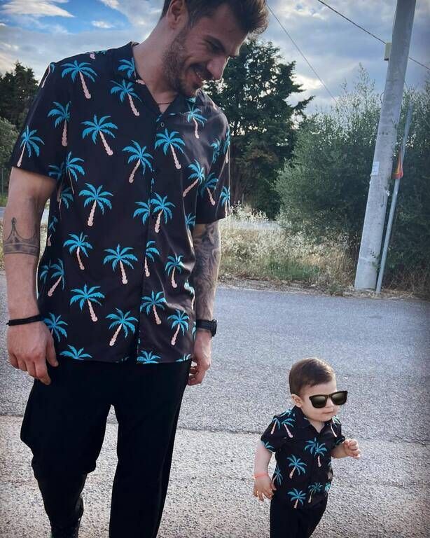 Μπαμπάς και γιος ντύνονται ασορτί