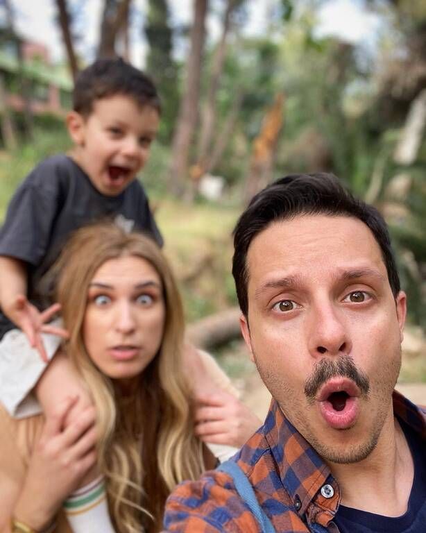 Όλη η οικογένεια, γελάει πολύ και μας δείχνουν τις βόλτες τους,