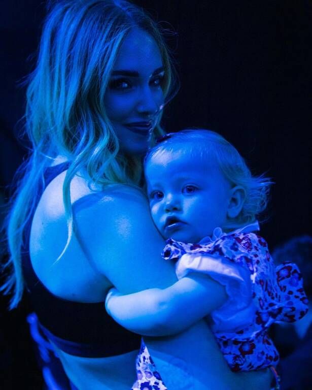 Η μικρή Vitto απολαμβάνει τις αγκαλιές