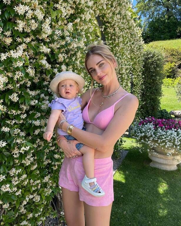 Είναι οι αγκαλιές. 