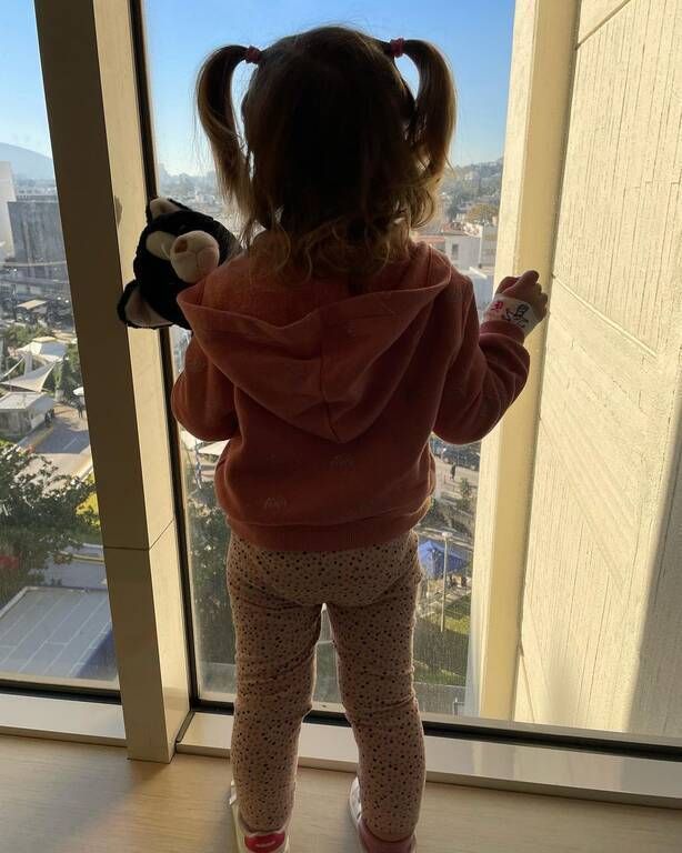 Η μικρή Αλίκη ατενίζει τη θέα.