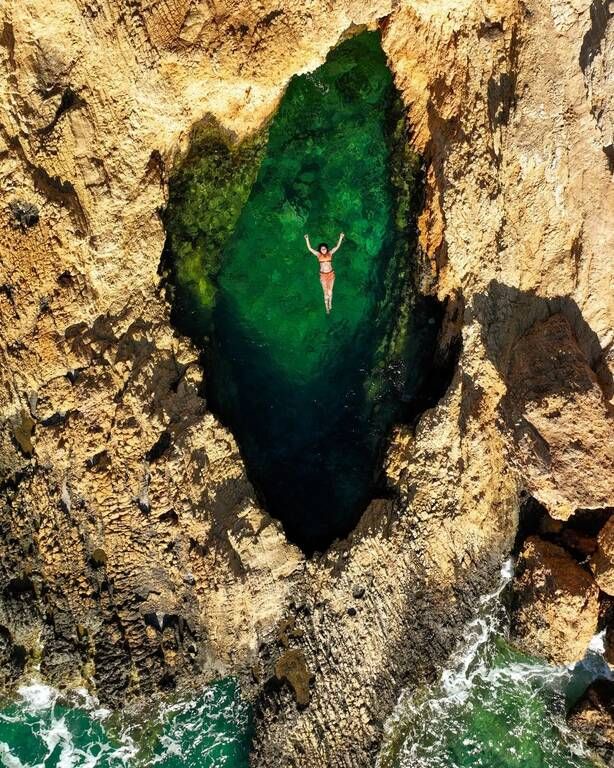 Κοντά στο μάτι του διαβόλου (για την ακρίβεια πριν από το μάτι του διαβόλου) θα βρεις την πισίνα στο Κουφονήσι. Και θα είναι αδύνατον να μην βουτήξεις. Ακόμη και αν δεν είσαι και πολύ fan των βράχων, αυτό το σημείο δεν γίνεται να μην σε γοητεύσει.