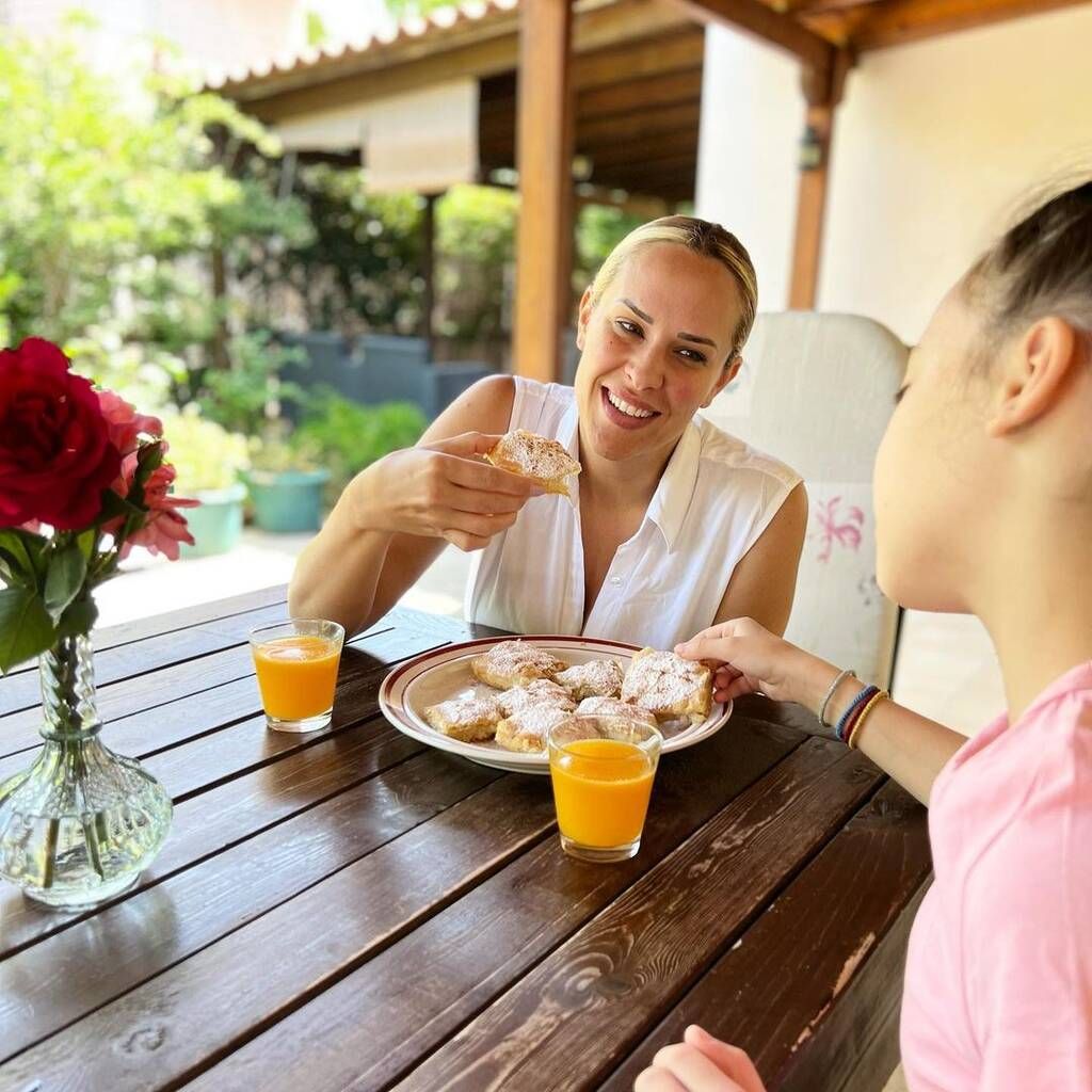 Μαμά και κόρη τρώνε πρωινό μαζί.