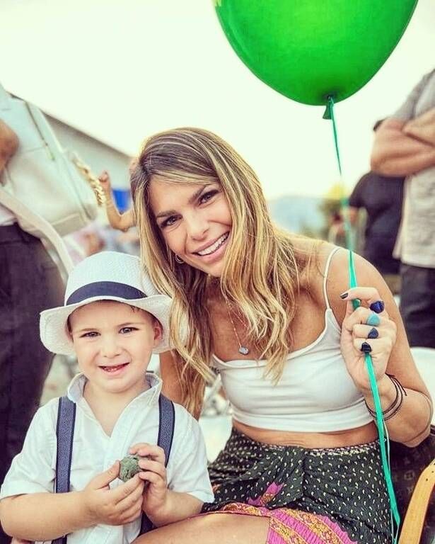 Mαμά και γιος χαμογελούν στον φακό.