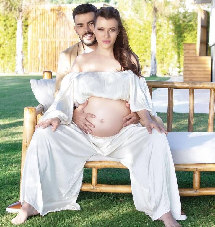 Η Λαόυρα Νάργες και ο Χρήστος Σαντικάι ποζάρουν μαζί στον φακό για τις ανάγκες της κοινής τους συνέντευξης στο περιοδικό OK