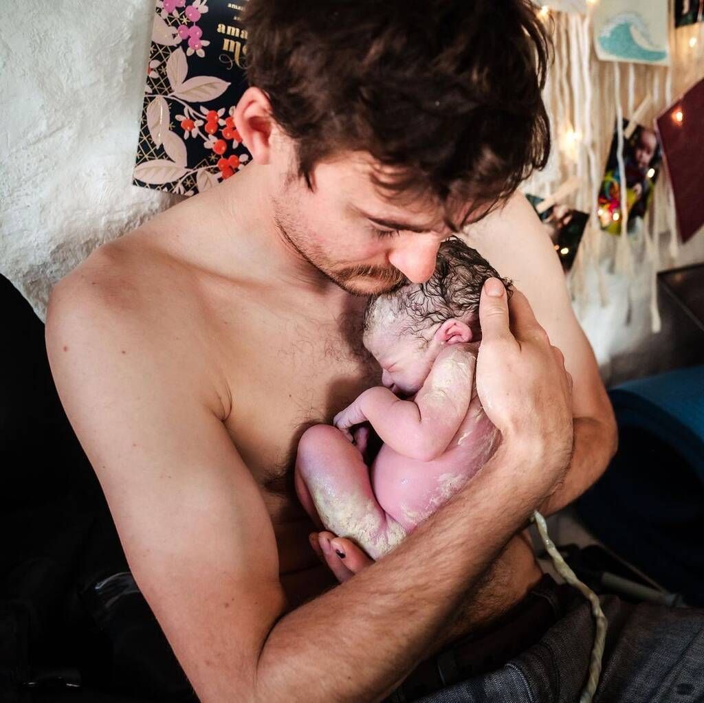 ...και να κρατήσει το μωρό του από την πρώτη στιγμή - Πηγή φωτογραφίας: Instagram / monetnicolebirths