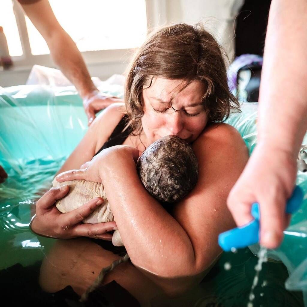 Η μητέρα κρατά για πρώτη φορά στην αγκαλιά της το νεογέννητο - Πηγή φωτογραφίας: Instagram / monetnicolebirths