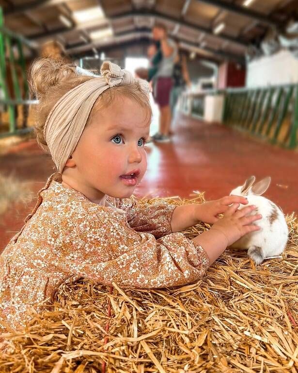 Η μικρούλα παίζει με το κουνελάκι της- Πηγή φωτογραφίας: Insatgram / catrinjones__