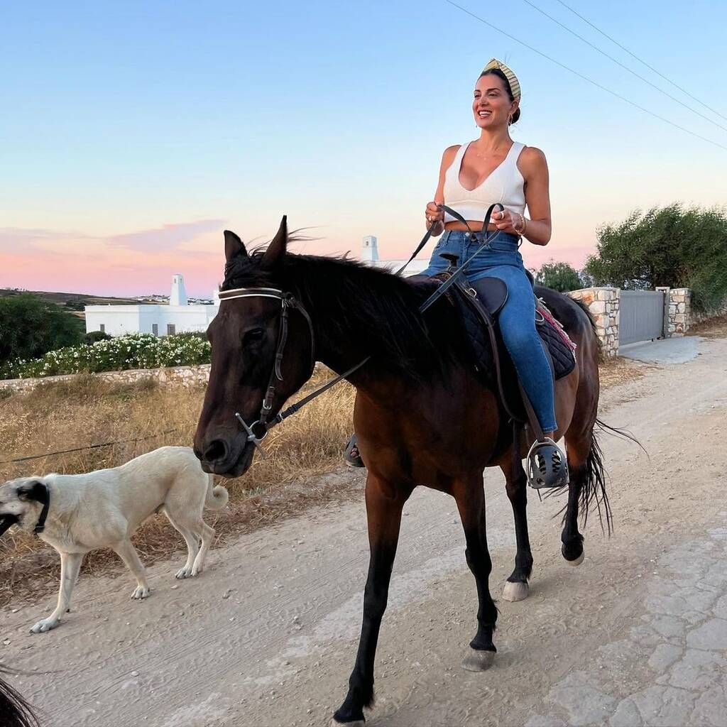 τις βόλτες με άλογο, και την αγάπη των παιδιών της.