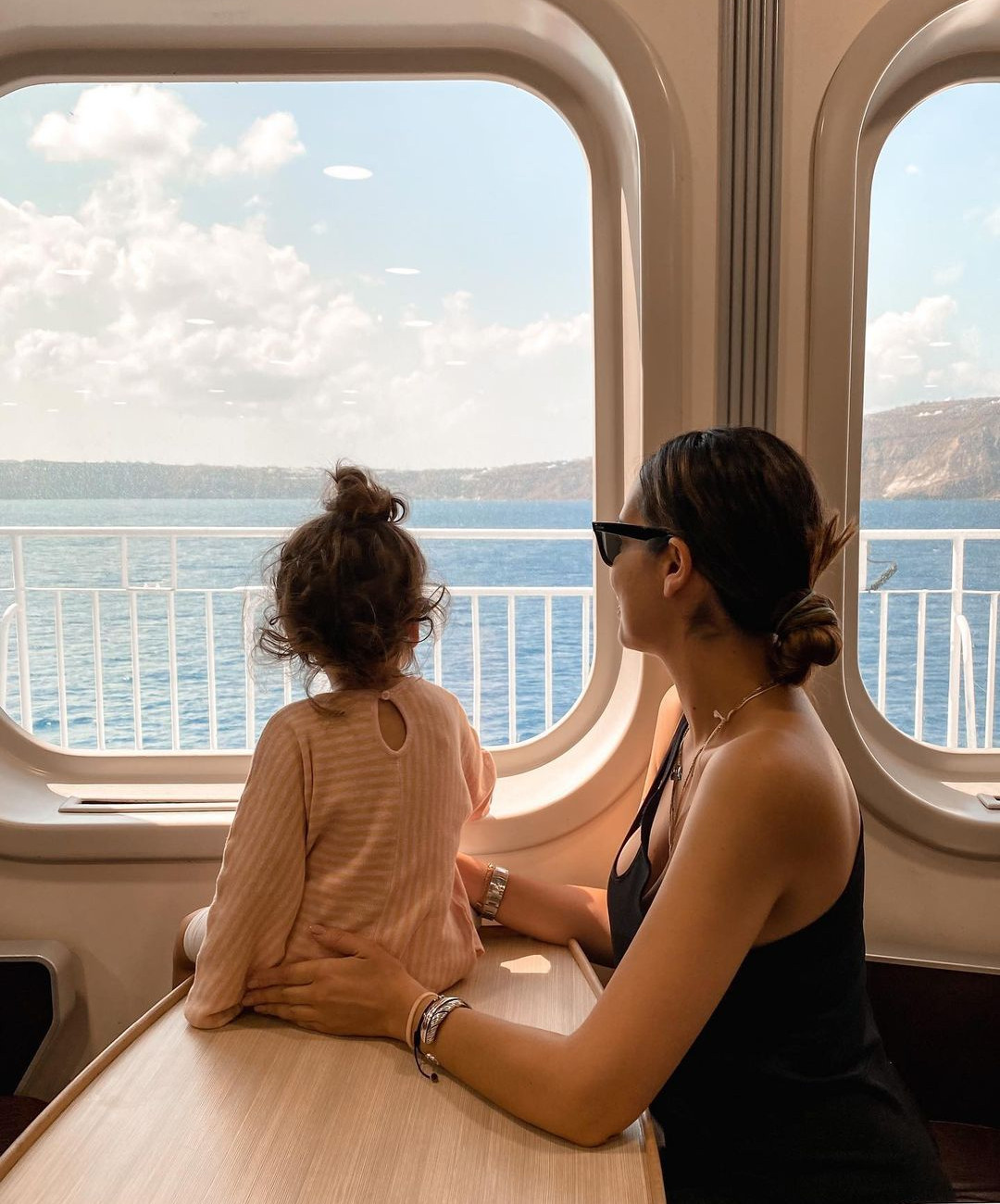 Μαμά και κόρη στο πλοίο.