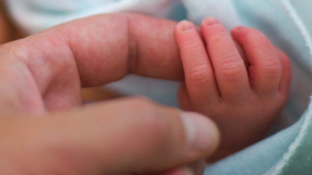 Γέννησε δίδυμα στη μέση αυτοκινητόδρομου! (βίντεο)