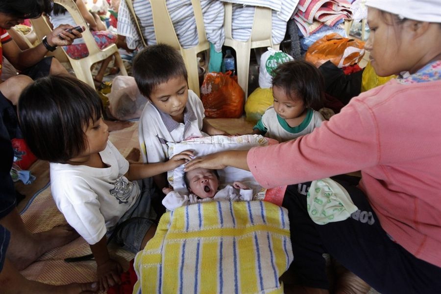 Γυναίκα γέννησε πάνω σε στέγη