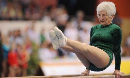 Είναι 88 ετών, μητέρα τριών παιδιών και αθλήτρια της ενόργανης! (βίντεο)