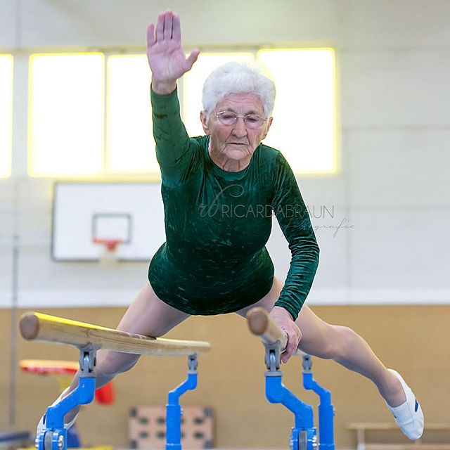 Είναι 88 ετών, μητέρα τριών παιδιών και αθλήτρια της ενόργανης! (βίντεο)