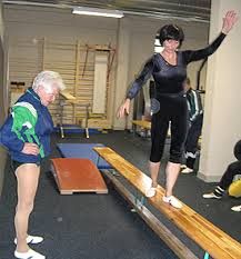 Είναι 88 ετών, μητέρα τριών παιδιών και αθλήτρια της ενόργανης! (βίντεο)