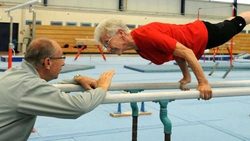 Είναι 88 ετών, μητέρα τριών παιδιών και αθλήτρια της ενόργανης! (βίντεο)