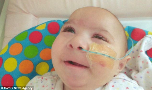 Επαναφέρουν το μωρό τους στη ζωή πέντε φορές τη μέρα επειδή σταματά να αναπνέει!