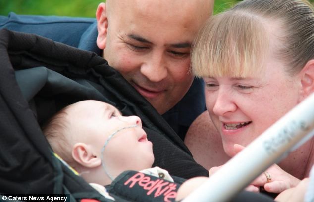 Επαναφέρουν το μωρό τους στη ζωή πέντε φορές τη μέρα επειδή σταματά να αναπνέει!