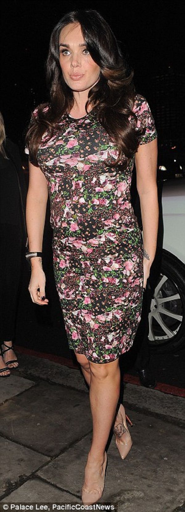 Κι όμως! Σε ένα μήνα αυτή η διάσημη καλλονή γεννάει! Της φαίνεται; (εικόνες)