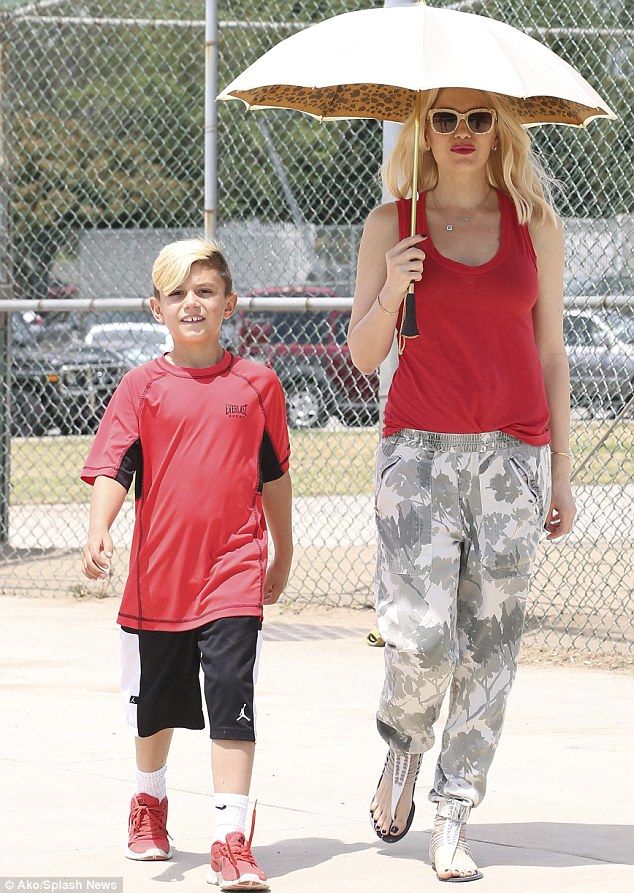 Γκουέν Στεφάνι: Αγκαλιά με τον μόλις 9 εβδομάδων... Σούπερμαν γιο της! (εικόνες)