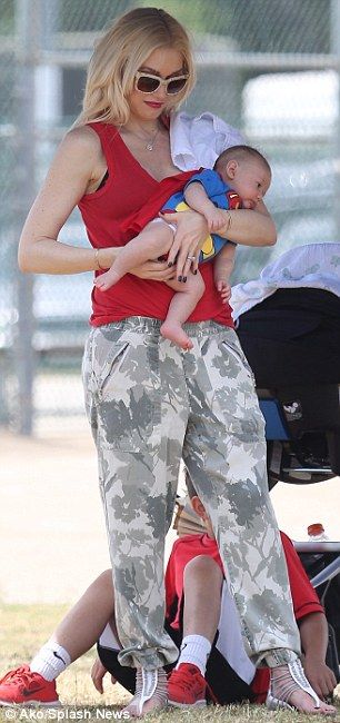 Γκουέν Στεφάνι: Αγκαλιά με τον μόλις 9 εβδομάδων... Σούπερμαν γιο της! (εικόνες)