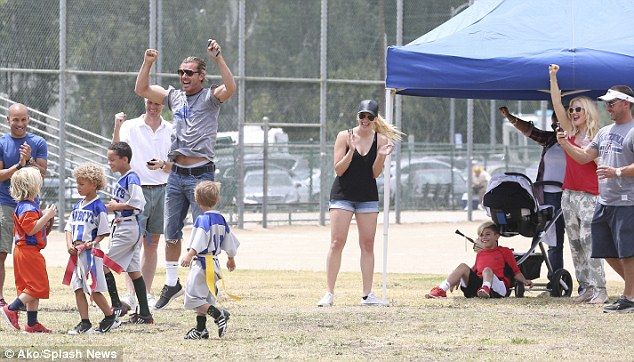 Γκουέν Στεφάνι: Αγκαλιά με τον μόλις 9 εβδομάδων... Σούπερμαν γιο της! (εικόνες)