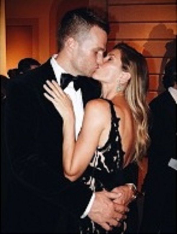 Ζιζέλ: Το παθιασμένο φιλί στον σύζυγό της (εικόνα)