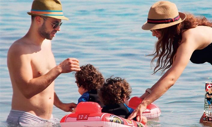 Με τα διδυμάκια της η Καλομοίρα σε παραλία της Ελλάδας! (φωτογραφίες)