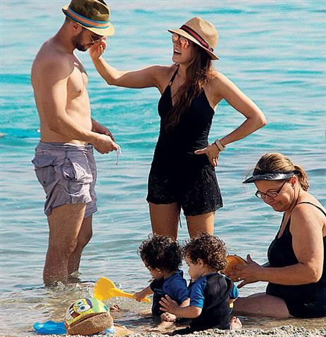 Με τα διδυμάκια της η Καλομοίρα σε παραλία της Ελλάδας! (φωτογραφίες)