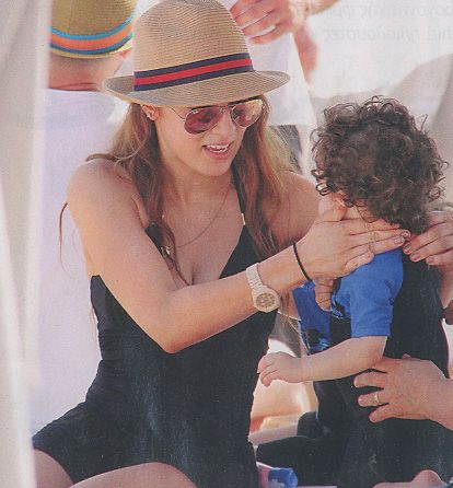 Με τα διδυμάκια της η Καλομοίρα σε παραλία της Ελλάδας! (φωτογραφίες)