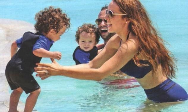 Με τα διδυμάκια της η Καλομοίρα σε παραλία της Ελλάδας! (φωτογραφίες)