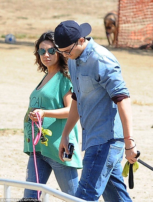 Μίλα Κούνις: Δείτε τι κάνει λίγο πριν γεννήσει! (εικόνες)